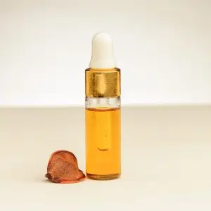 Valeriaanolie flesje 4 ml met een heldere oranjeachtige tint.